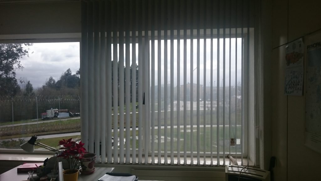 cortina vertical para oficina lamas abatibles