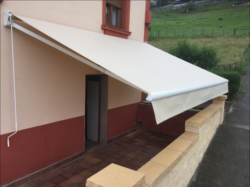 toldo brazo articulado en mieres vista lateral