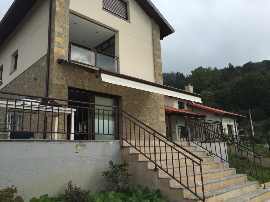 toldo cofre para chalet en grado vista exterior