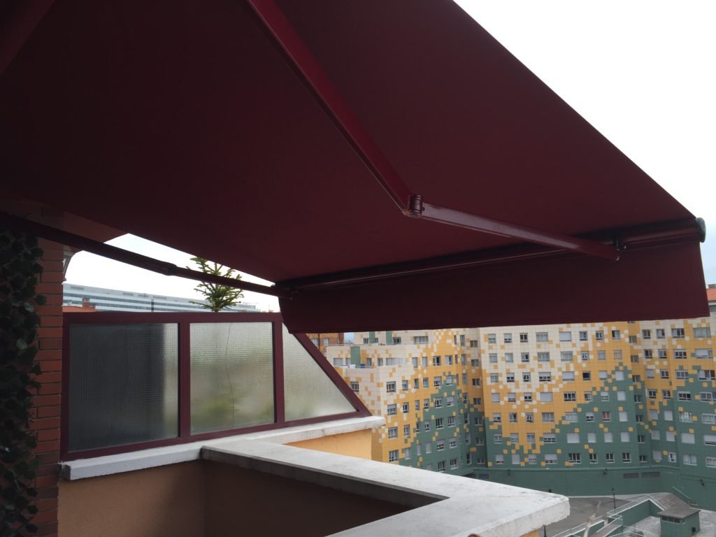 toldo de brazo invisible para balcón
