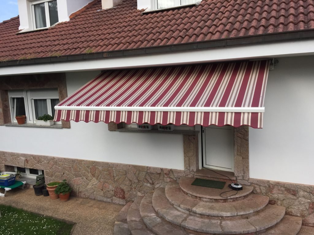 toldo en grado detalle lona a rayas