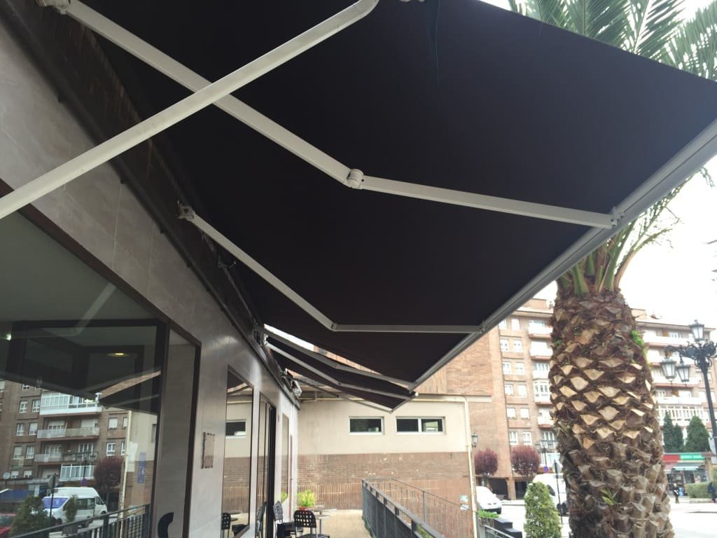 toldo grande para bar con 3 brazos