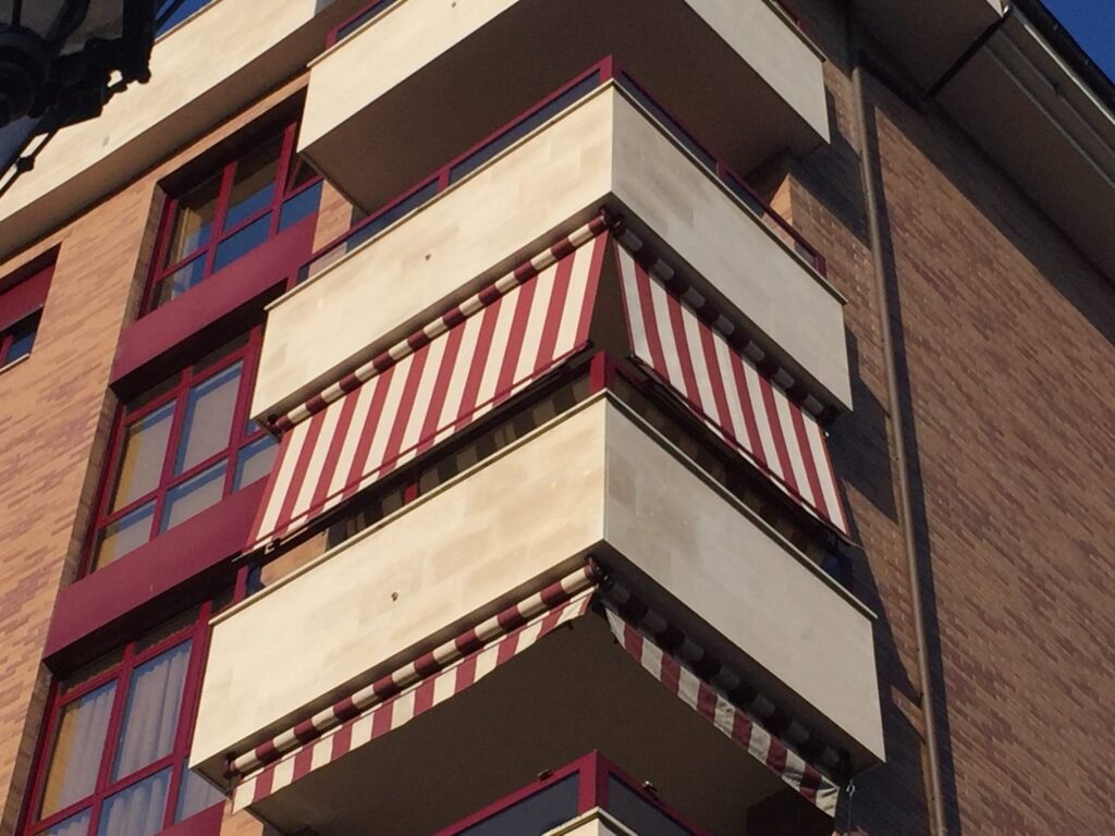 toldo para balcón con brazo estor vista desde la calle