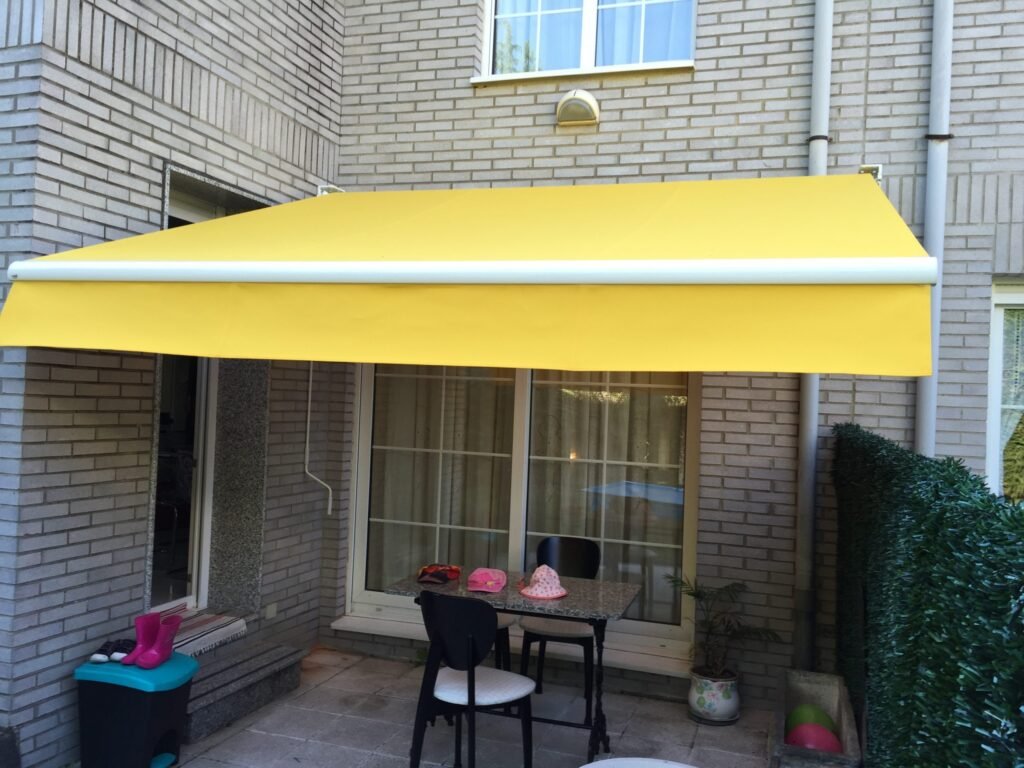 toldo para espacios pequeños en un patio