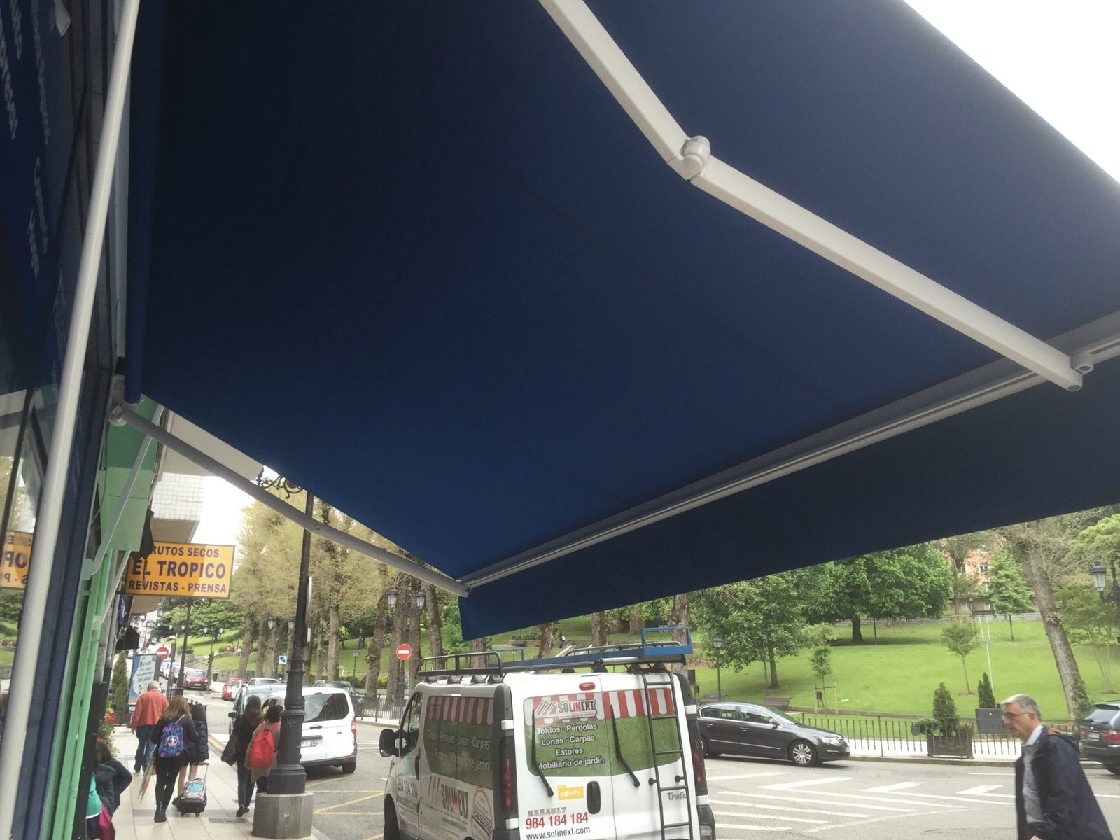 toldo para inmobiliaria vista desde abajo
