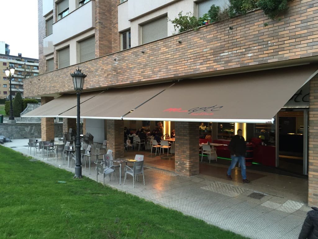 toldos para cafeteria oviedo rotulo en cuerpo