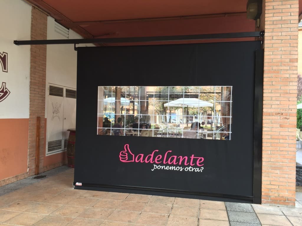 toldos verticales para bar con ventana transparente