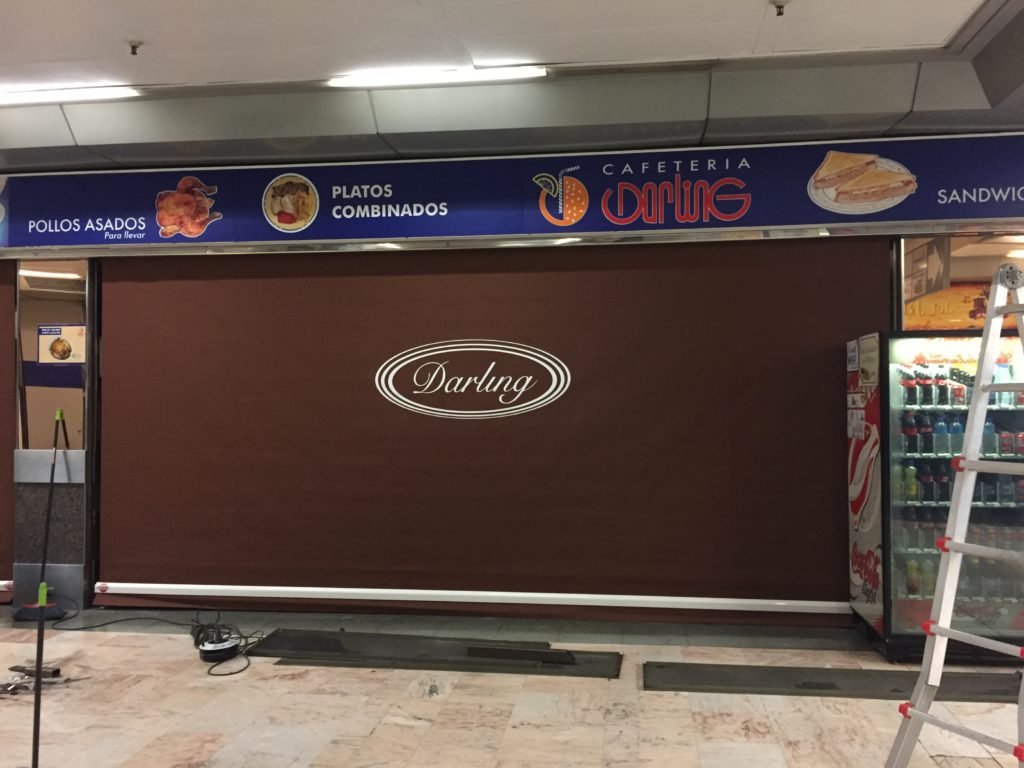 toldos verticales para centro comercial rotulacion en cuerpo